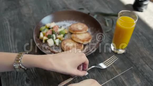 煎饼与酸奶油和沙拉水果放在一起早餐咖啡厅提供果汁和水果视频的预览图