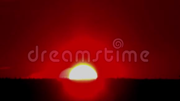 日出时快速移动的太阳视频的预览图