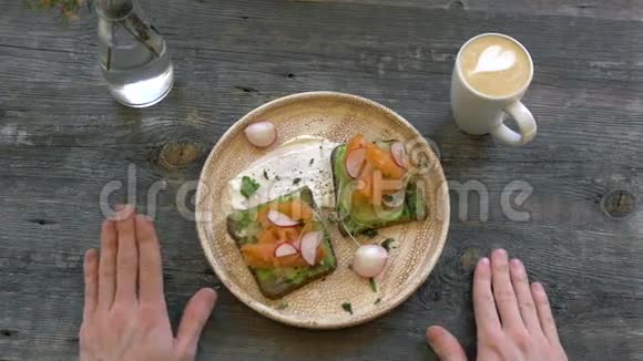 木制背景下健康三明治吐司包括生菜火腿奶酪鲑鱼咖啡和茶视频的预览图