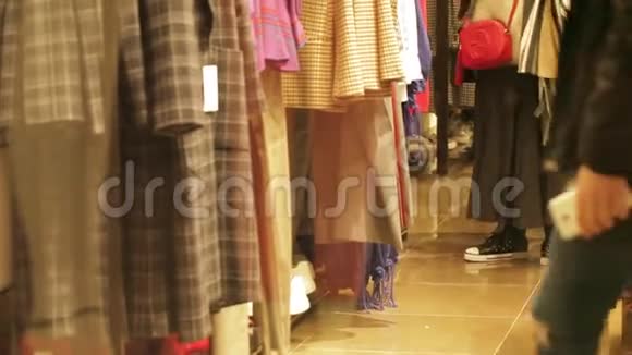 妇女在商店购物时拿着衣服视频的预览图