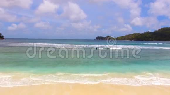 塞舌尔马河岛巴伊拉扎尔海滩冲浪者的鸟瞰图视频的预览图