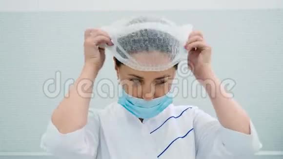 美容师在美容诊所里戴头巾视频的预览图