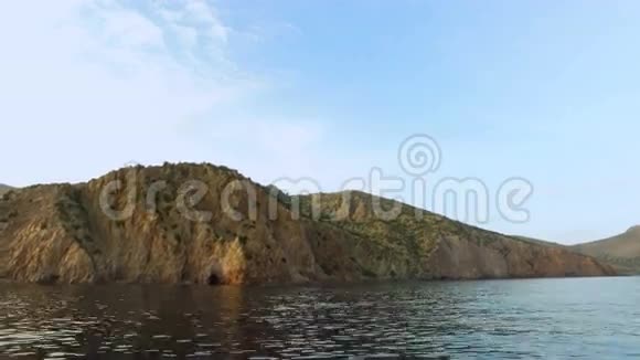 你可以看到风景山脉希腊岛屿它是从大海上看到的它是夏天晴天它是地中海视频的预览图