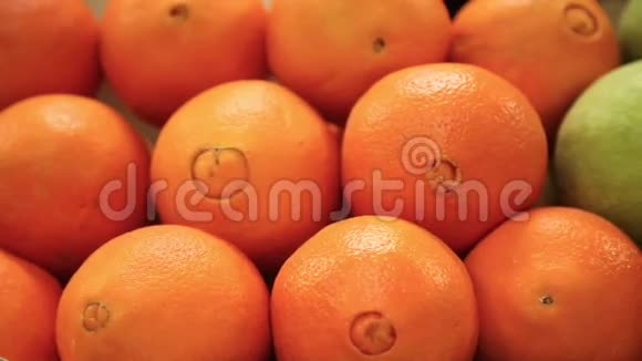 新鲜橘子和青苹果视频的预览图