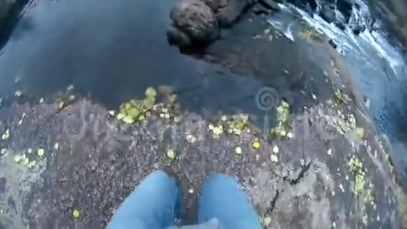 跨山河的人脚视频的预览图