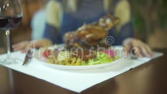 在蔬菜盘上女人用手轻敲桌子上的手指等着吃视频的预览图