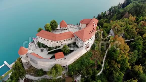 俯瞰斯洛文尼亚布莱德湖的布莱德城堡鸟瞰视频的预览图