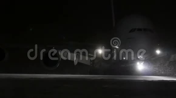 客机打开跑道晚上冬天视频的预览图