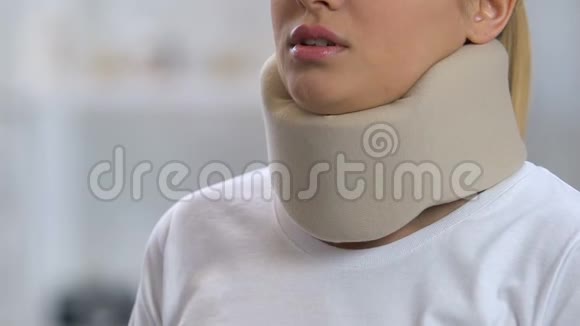 泡沫颈项圈妇女外伤后颈部疼痛康复视频的预览图
