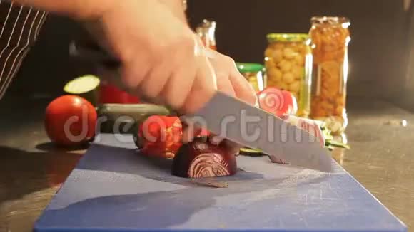 厨房餐桌上用刀切洋葱视频的预览图
