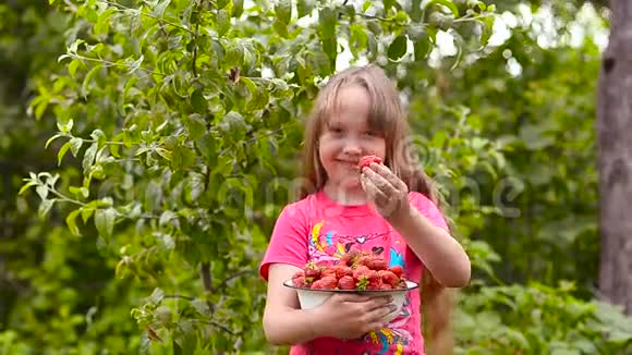 女孩吃草莓视频的预览图