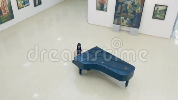 在画廊弹钢琴的女人视频的预览图