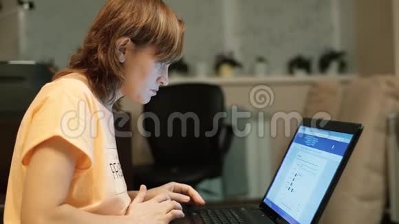 一个带手提电脑的疲惫的商务女性视频的预览图