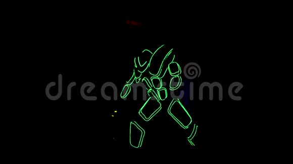 一个穿着半机械人霓虹灯服装的人在黑暗中移动库存录像创造力和自我表达观念视频的预览图