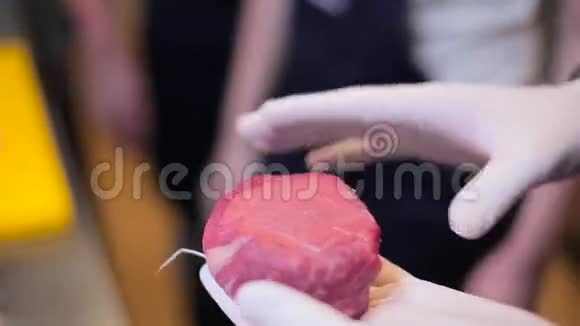 厨师带手套拿肉视频的预览图