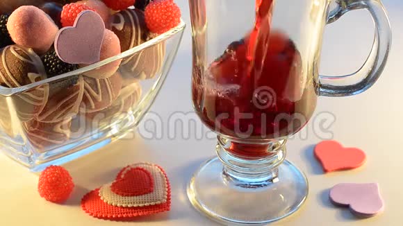 果汁倒在杯子里糖果倒在花瓶里有选择的焦点视频的预览图