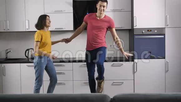 有趣的年轻夫妇在家跳舞视频的预览图