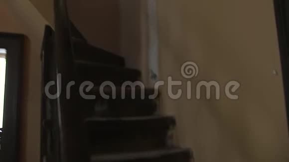 房子的楼梯视频的预览图