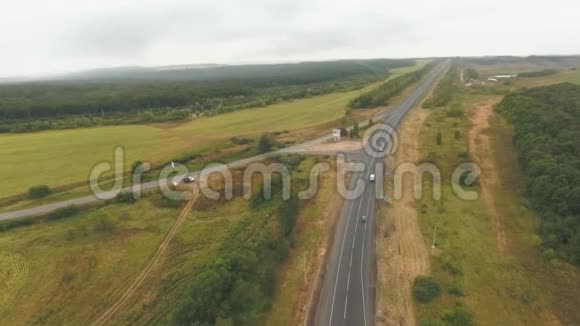 高速公路的鸟瞰城市附近的郊区景观视频的预览图