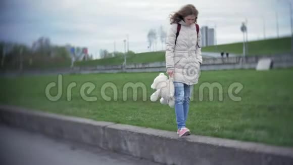 穿暖和衣服的漂亮女人和北极熊在户外散步视频的预览图