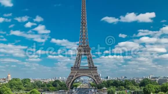 在一个阳光明媚的夏天香榭丽舍大道和埃菲尔铁塔的时间流逝法国巴黎视频的预览图
