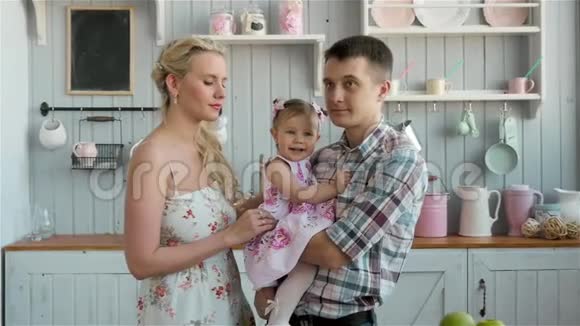 家庭与婴儿一起在厨房吃早餐快乐的美国人视频的预览图