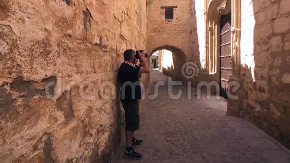 在中世纪的街区带石拱门的小巷Baeza人类遗产Andalu制作旅游照片视频的预览图