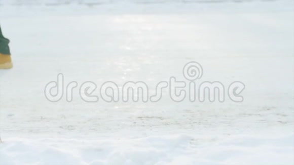 冬天公园雪橇上快乐的小男孩视频的预览图