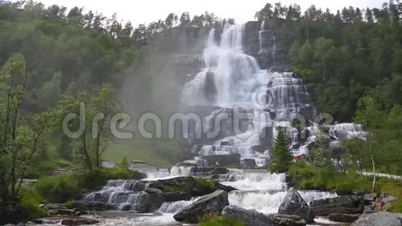 在多雨的天气下在挪威山区瀑布视频的预览图