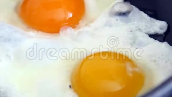 煎锅上煮鸡蛋4K超高清视频镜头视频的预览图