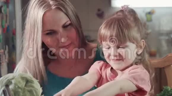小女孩和她妈妈咬着有洞的奶酪视频的预览图