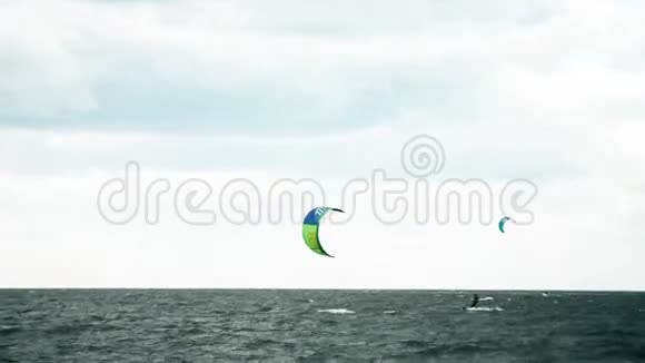 极限风筝实时登机夏季趣味动作运动视频的预览图
