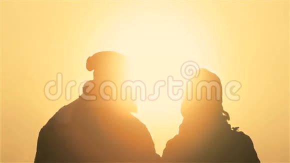 日出的年轻夫妇视频的预览图