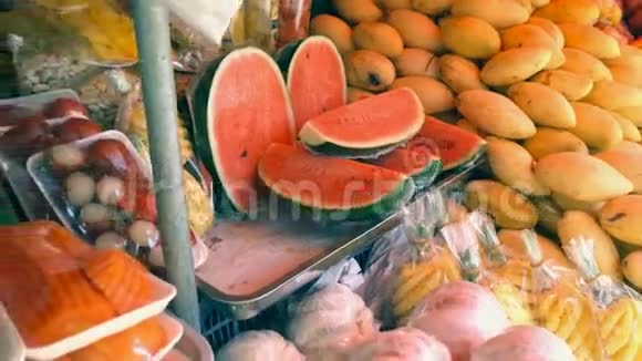 户外市场的热带水果视频的预览图