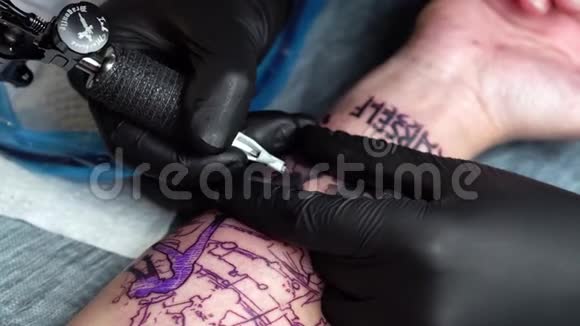 专业纹身师制作纹身视频的预览图