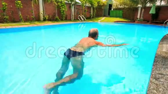 近景背面老人游泳池青水视频的预览图