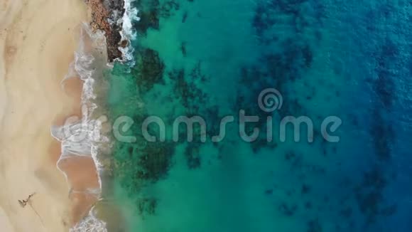 加那利群岛美丽的帕帕加约海滩的鸟瞰图视频的预览图