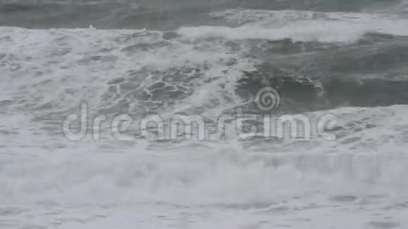 地中海风暴中的巨浪和巨浪视频的预览图