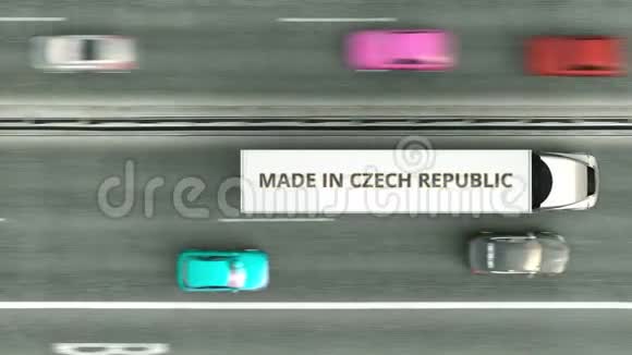 半挂车的高空俯视图捷克共和国制造的文本沿道路行驶有关业务视频的预览图