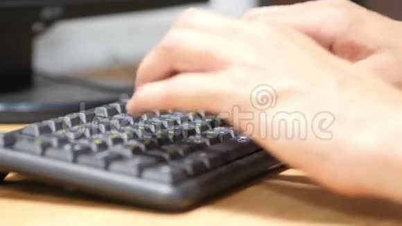 手按手提电脑键盘电脑在线项目视频的预览图