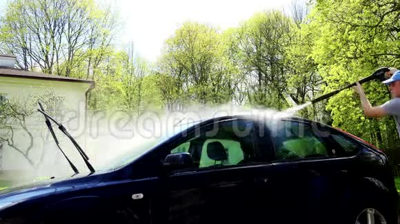 男人用高压喷水冲洗他的车视频的预览图