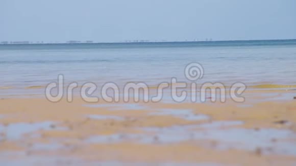 带橙色沙子和蓝色热带水的海滩视频的预览图