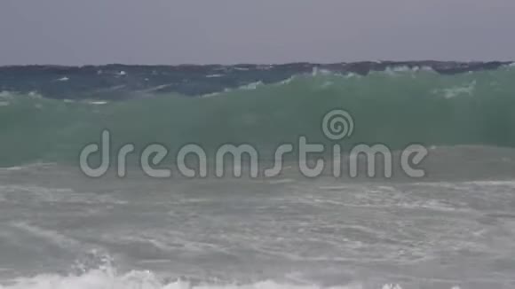 地中海风暴中的巨浪和巨浪视频的预览图