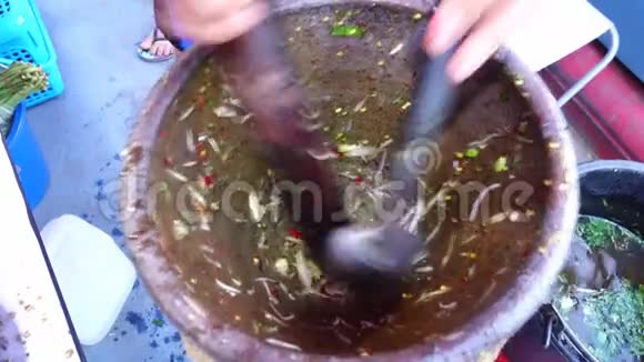 泰国人做青木瓜沙拉视频的预览图