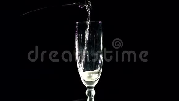香槟在黑暗中从瓶子里倒入玻璃视频的预览图