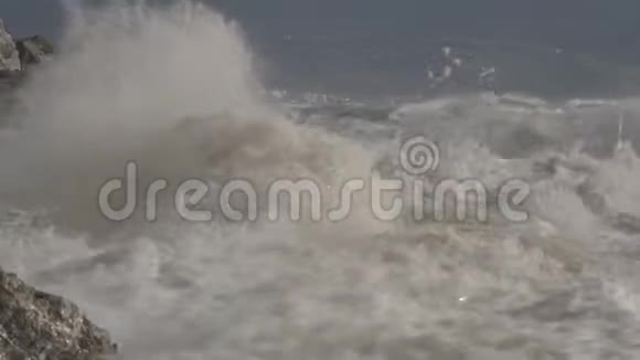 希腊克里特岛风暴中的重海和海堤视频的预览图