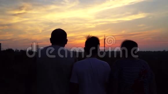 一家人在日落的背景下拍摄视频的预览图