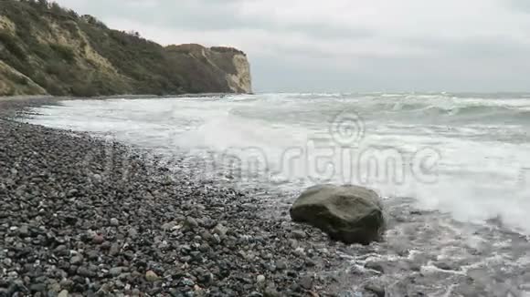 阿尔科纳角海滩海岸线的暴风雨天气德国视频的预览图