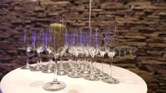 香槟杯香槟杯宴会设计香槟特写宴会内部室内视频的预览图
