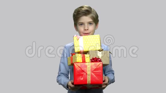 帅哥拿着礼物盒视频的预览图